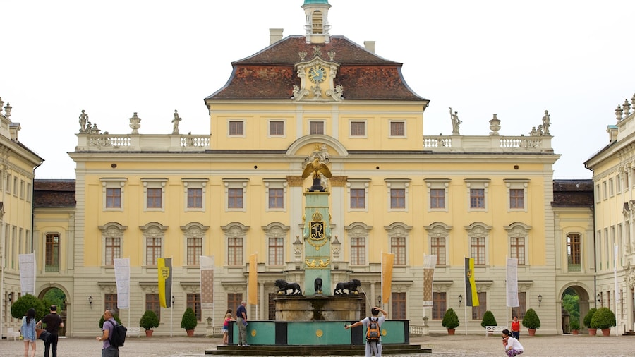 Ludwigsburg Palace som omfatter en plads eller et torv