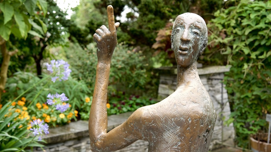 Mainau Island showing outdoor art