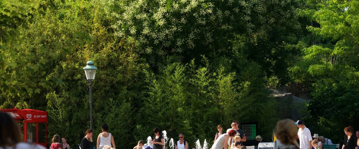Zoo de Leipzig qui includes fontaine et square ou place aussi bien que important groupe de personnes