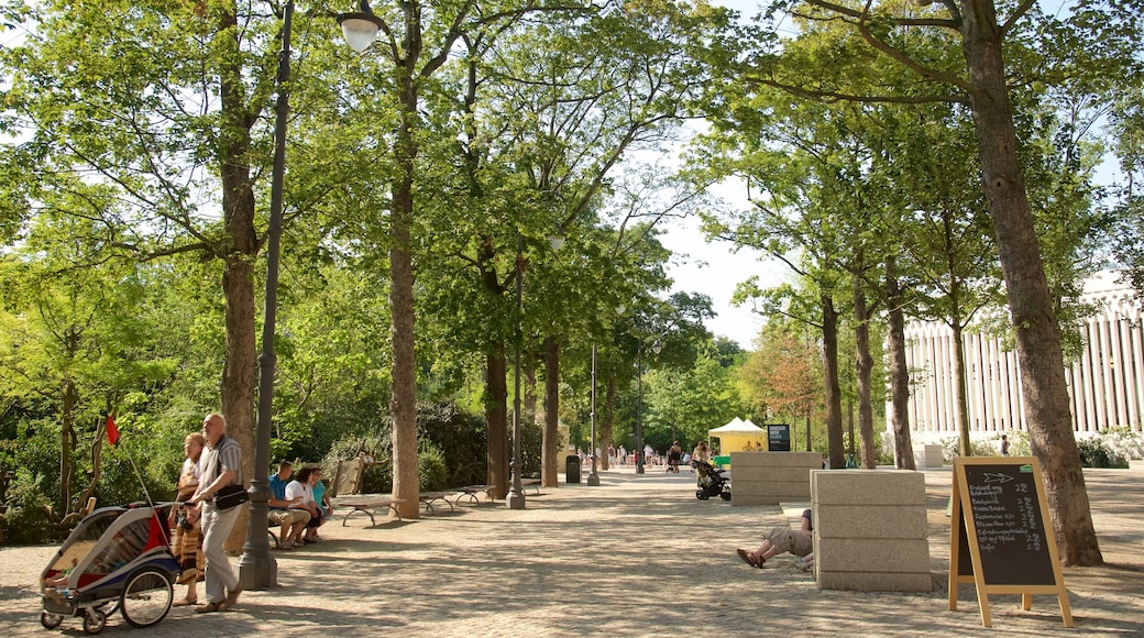 Leipzig Zoo showing street scenes