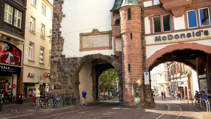 Porte Martinstor qui includes scĂšnes de rue et petite ville ou village