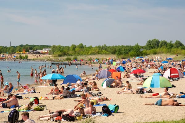 Cospudener See montrant plage de sable aussi bien que important groupe de personnes