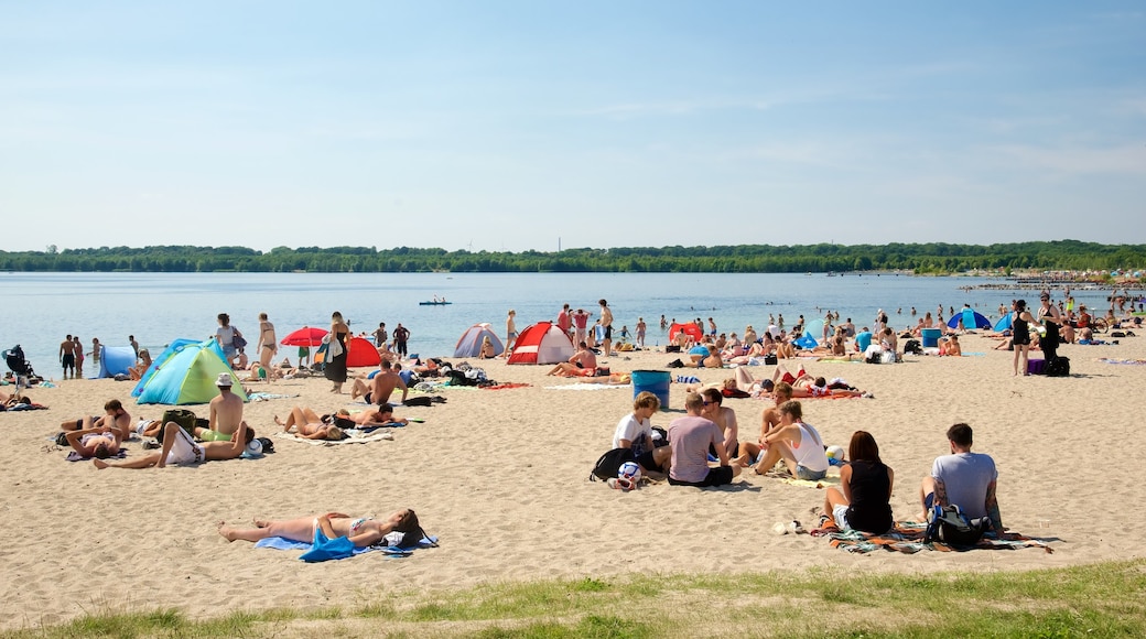 Cospudener-sjön som inkluderar en strand såväl som en stor grupp av människor