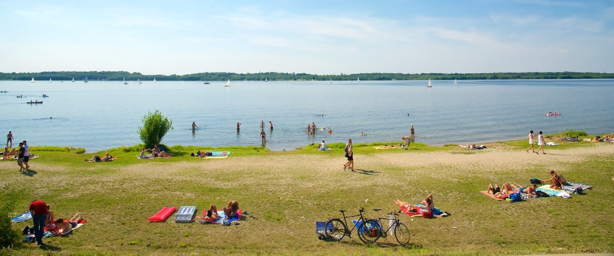 Cospudener See montrant lac ou étang aussi bien que important groupe de personnes