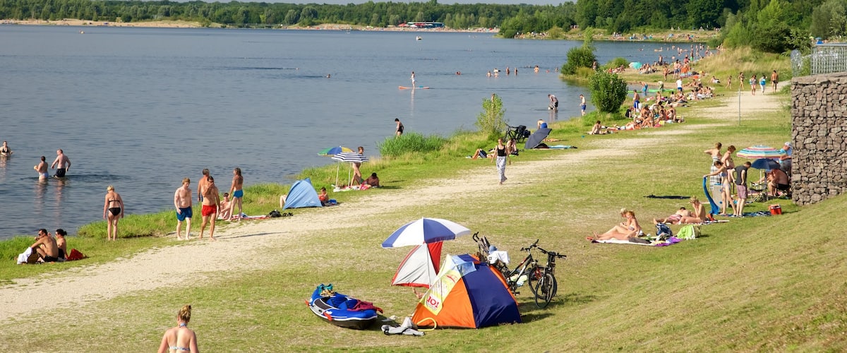 Cospudener See mit einem See oder Wasserstelle sowie große Menschengruppe