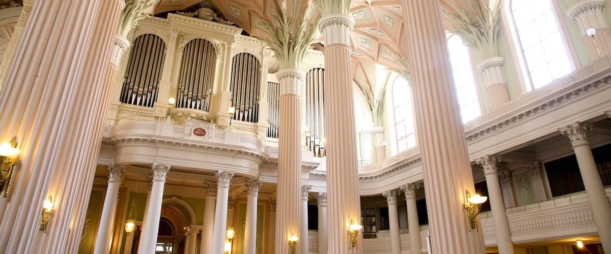 Nikolaikirche das einen Innenansichten und Kirche oder Kathedrale