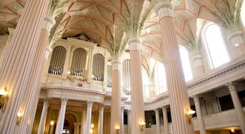 Nikolaikirche som inkluderar interiörer och en kyrka eller katedral