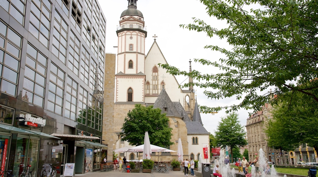 St. Thomas Church featuring a fountain and a city