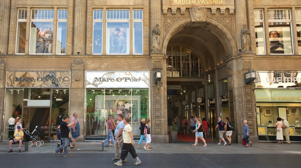 Mädlerpassage mit einem Kleinstadt oder Dorf, Straßenszenen und Beschilderung