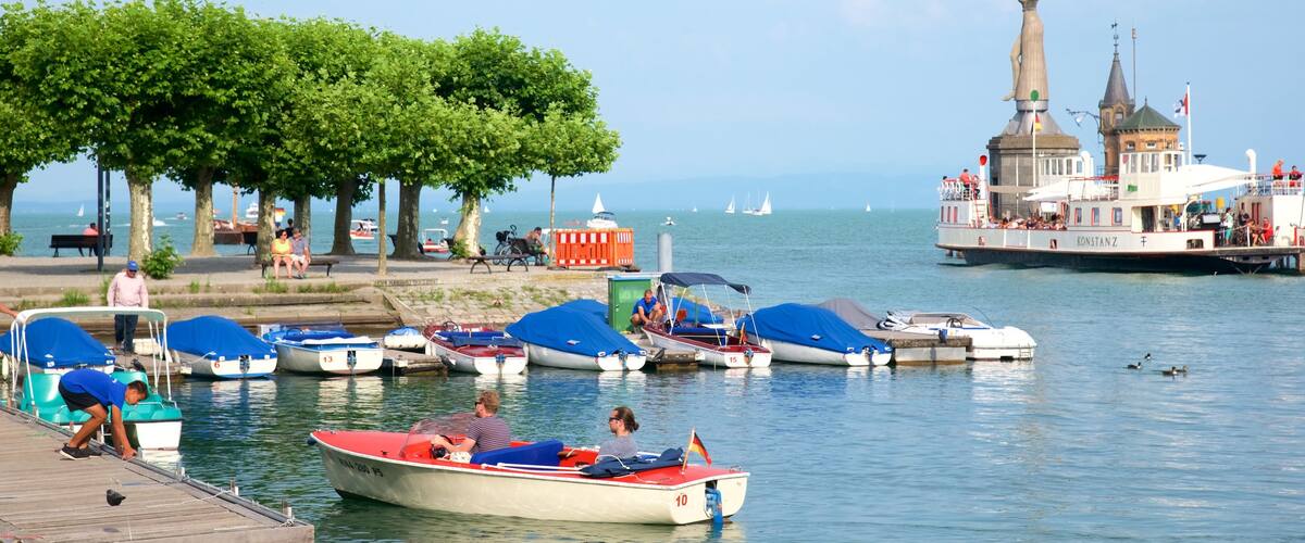 Puerto de Constanza que incluye una bahía o un puerto, botes y vista general a la costa