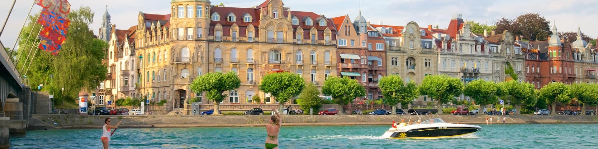 Port de Constance montrant vues littorales et sports aquatiques aussi bien que petit groupe de personnes