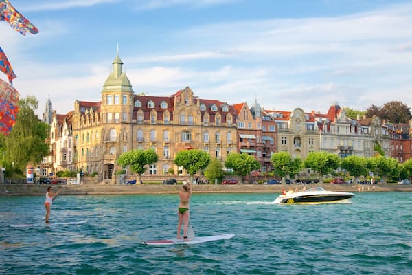Port de Constance montrant vues littorales et sports aquatiques aussi bien que petit groupe de personnes