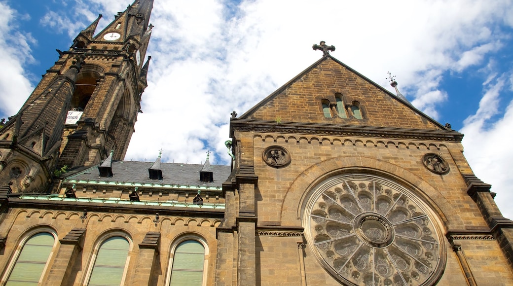 Martin-Luther-Kirche som inkluderar historiska element och en kyrka eller katedral