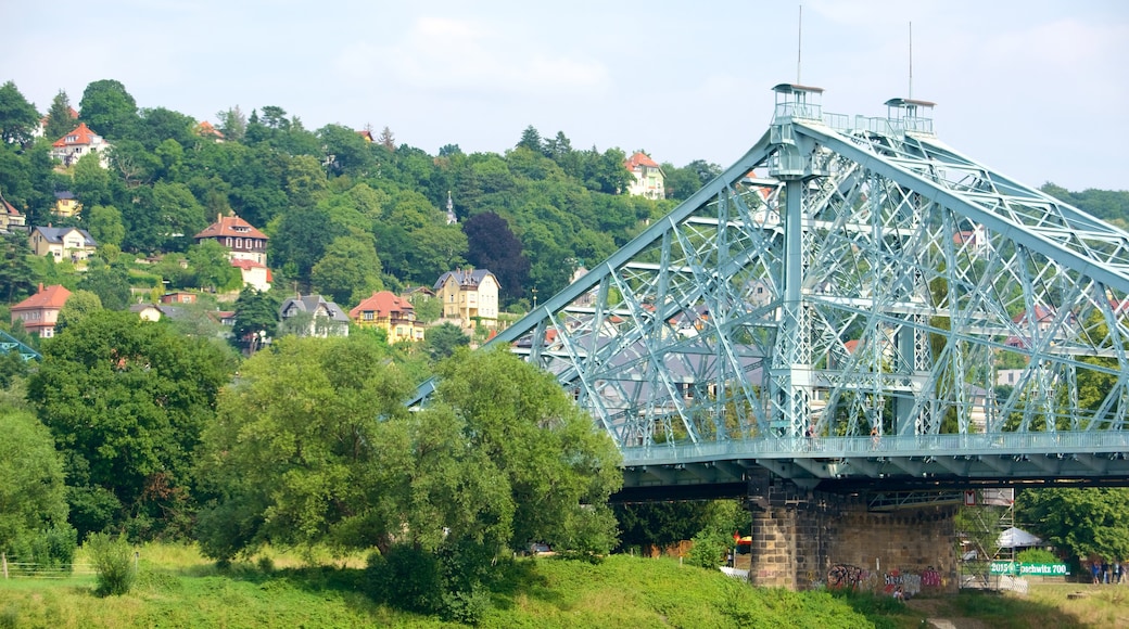 Blaues Wunder das einen Brücke