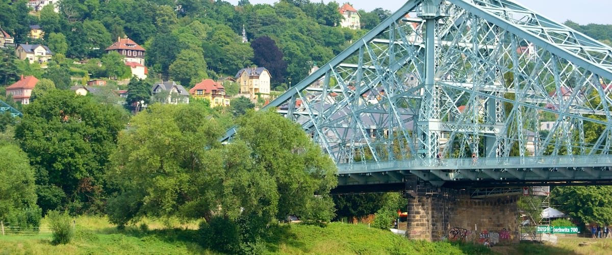 Blaues Wunder das einen Brücke