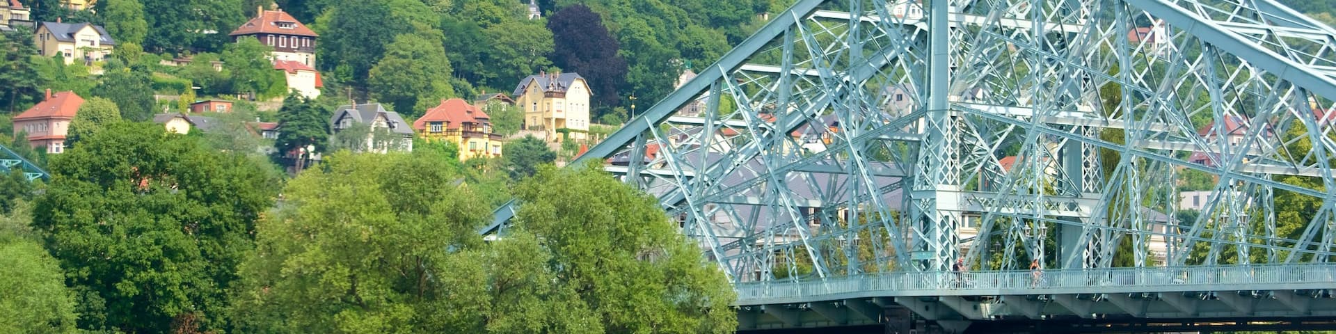 Blaues Wunder das einen Brücke