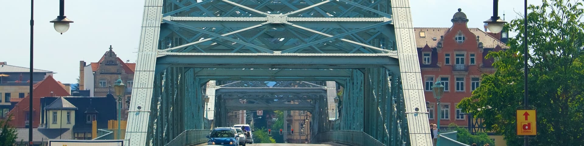 Blue Wonder Bridge showing street scenes and a bridge