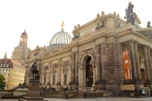 Festung Dresden mit einem Geschichtliches und Straßenszenen