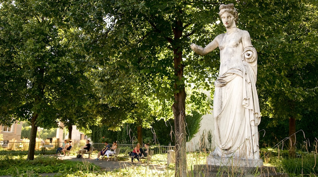 Stuttgart das einen Statue oder Skulptur und Garten