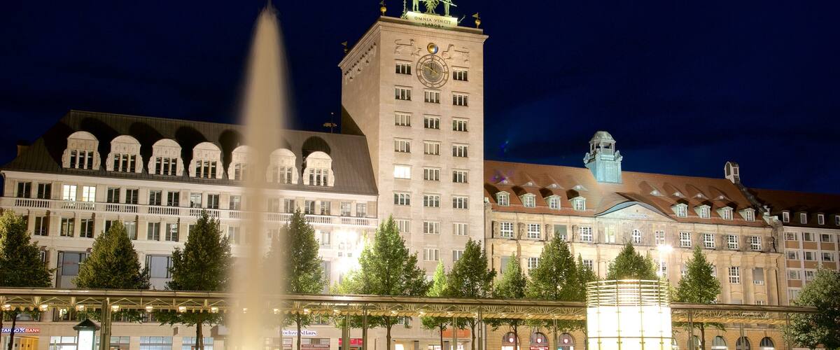 Leipzig mit einem historische Architektur, Springbrunnen und bei Nacht