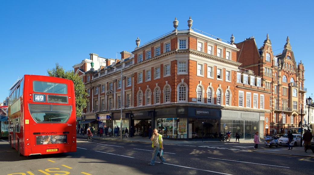 Kensington High Street presenterar gatuliv och historisk arkitektur