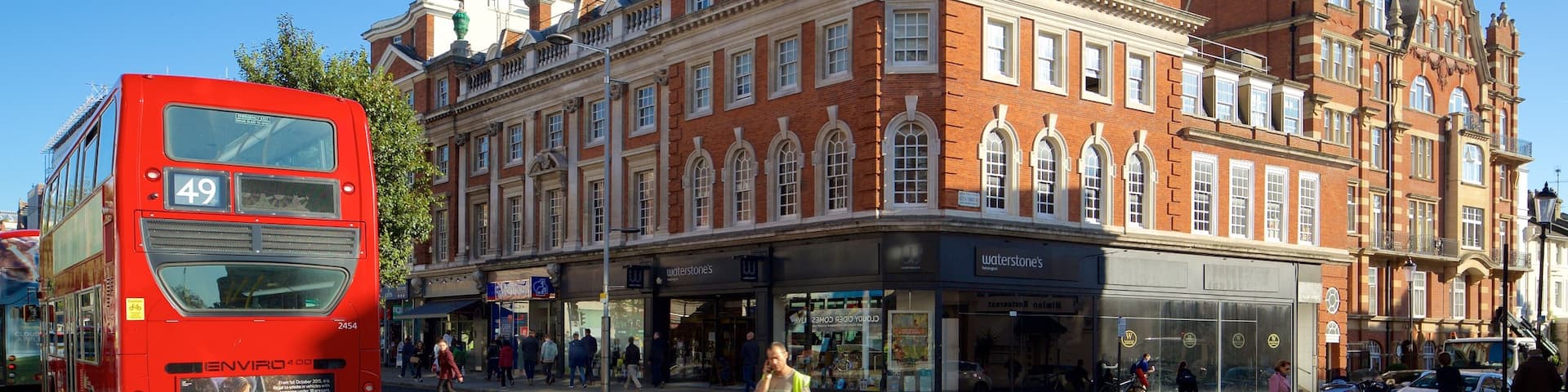 Kensington High Street mettant en vedette patrimoine architectural et scènes de rue
