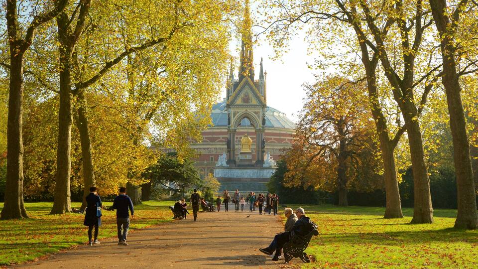 Albert Memorial which includes a garden, fall colors and heritage architecture