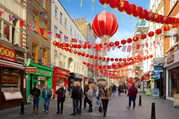Chinatown mit einem Straßenszenen sowie große Menschengruppe