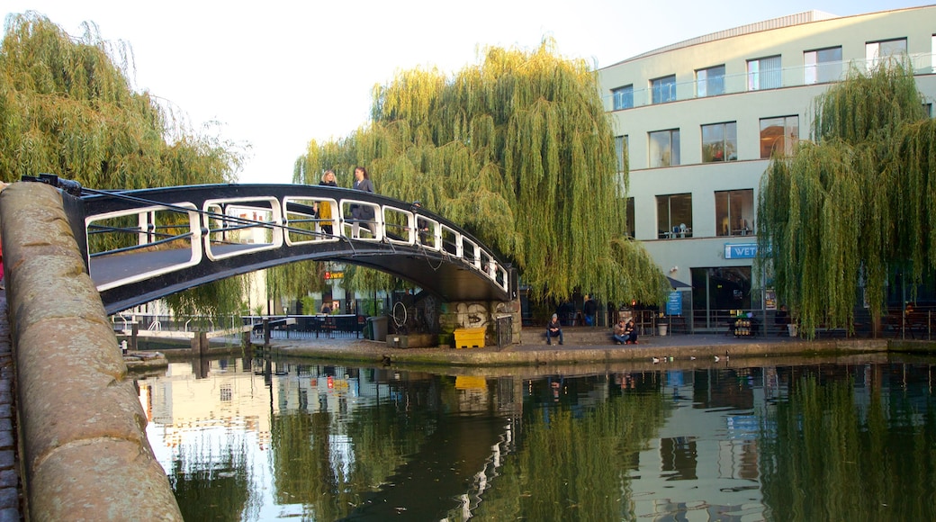 Londra mostrando ponte e fiume o ruscello cosi come un piccolo gruppo di persone