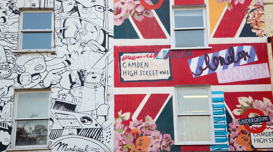 Camden High Street que incluye arte al aire libre