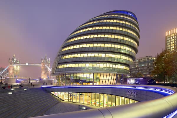 London City Hall montrant pont, ville et scènes de nuit