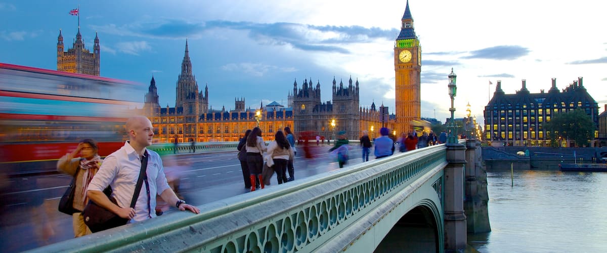Greater London showing a bridge, a city and heritage architecture