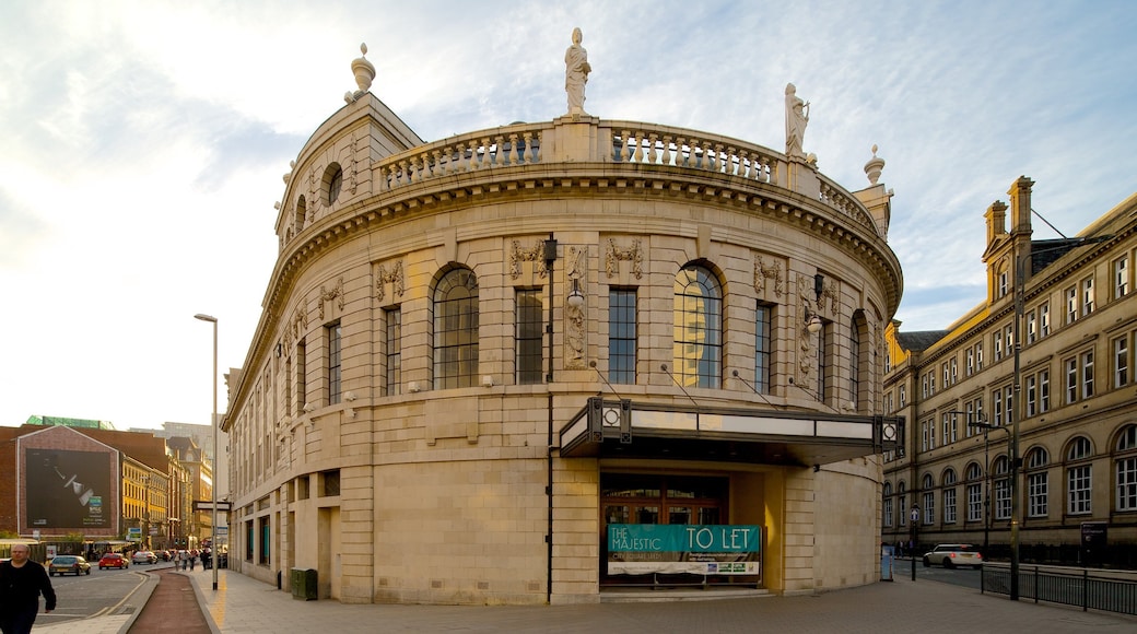Leeds City Square mit einem Straßenszenen und historische Architektur