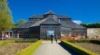 Tropical World ofreciendo un parque y también un pequeño grupo de personas