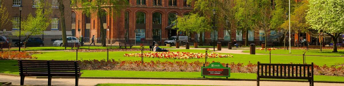 Leeds Park Square das einen historische Architektur und Park