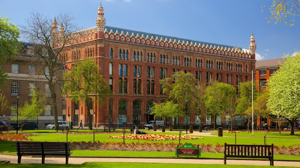 Leeds Park Square showing a park and heritage architecture