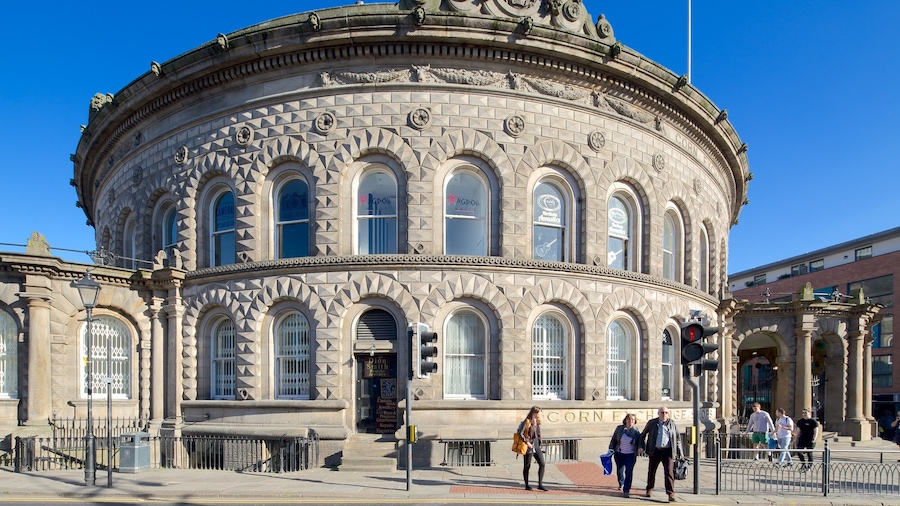 Corn Exchange mostrando strade e architettura d\'epoca cosi come un piccolo gruppo di persone