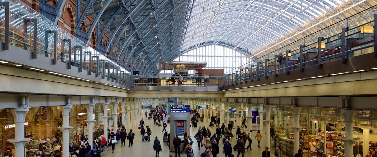 St. Pancras featuring heritage architecture and interior views as well as a large group of people