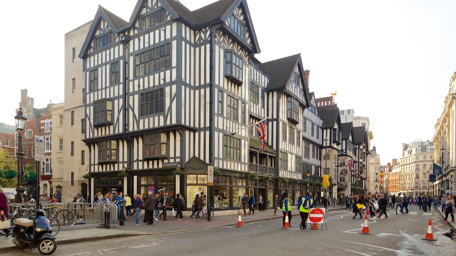Regent Street que incluye escenas cotidianas y arquitectura patrimonial y también un grupo grande de personas