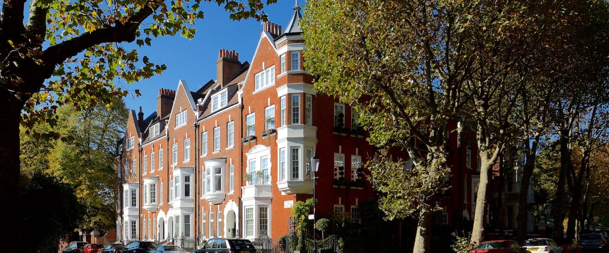 Holland Park District featuring street scenes and heritage architecture
