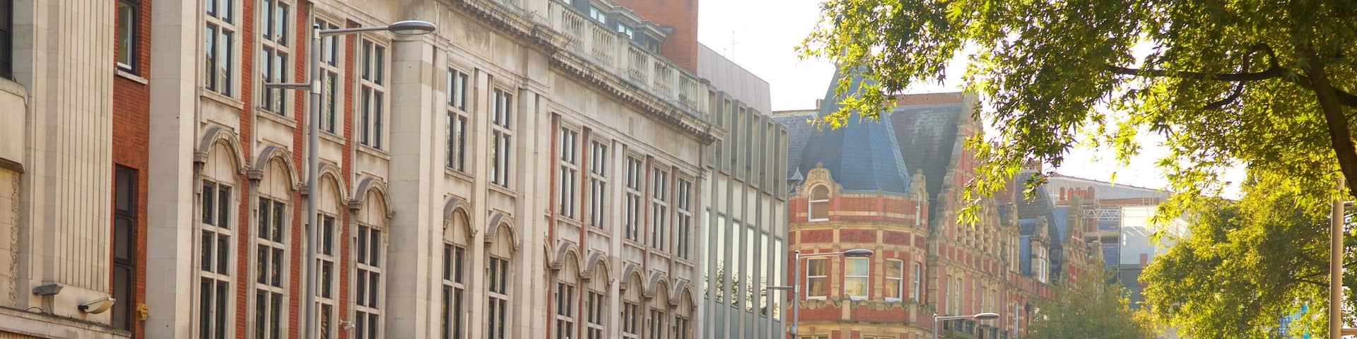 Kensington High Street das einen Straßenszenen und historische Architektur sowie große Menschengruppe