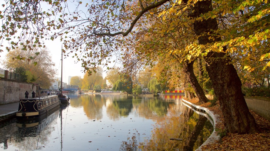 Little Venice que incluye hojas de otoño, un río o arroyo y botes