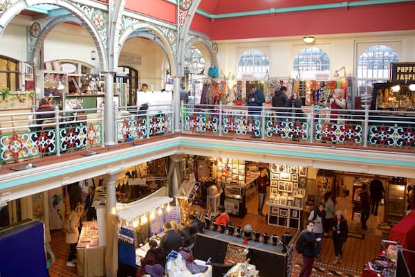 Camden Markets welches beinhaltet historische Architektur, Märkte und Innenansichten