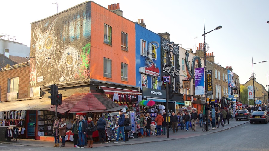 Camden High Street welches beinhaltet Straßenszenen, Einkaufen und Beschilderung