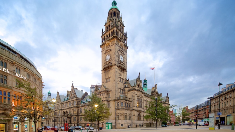 Sheffield Town Hall mostrando strade e architettura d\'epoca