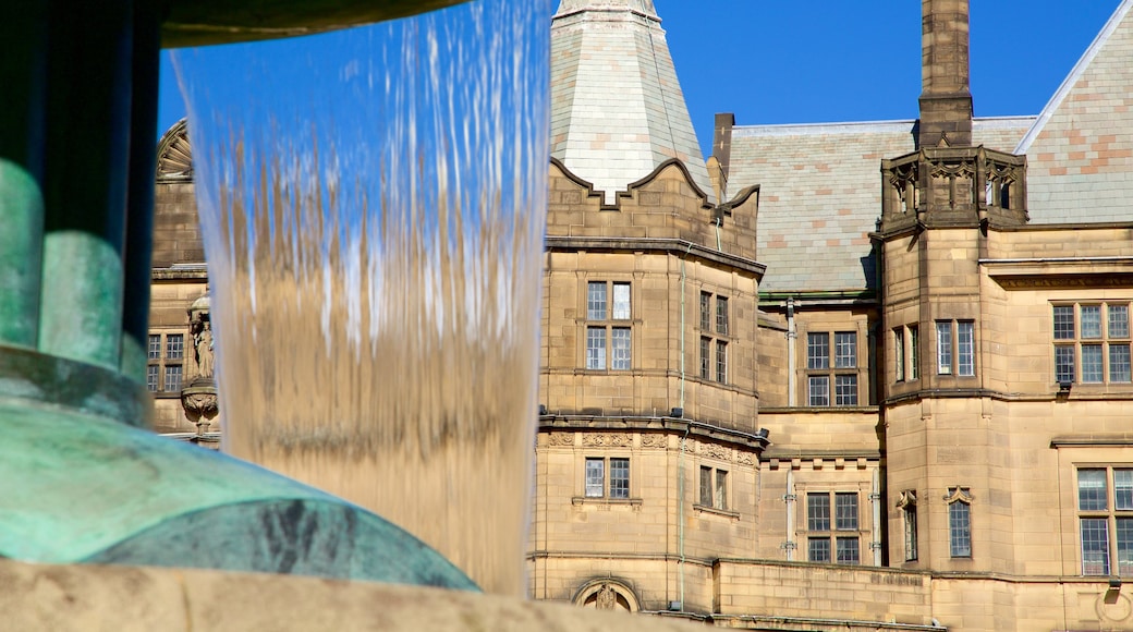 Sheffield Town Hall som omfatter historiske bygningsværker og et springvand