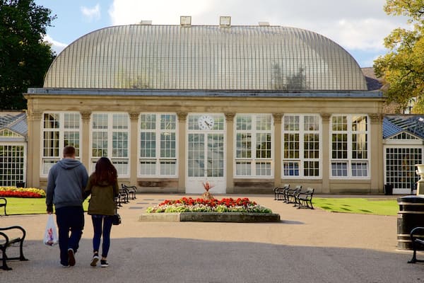 Sheffield Botanical Gardens das einen Park sowie Paar