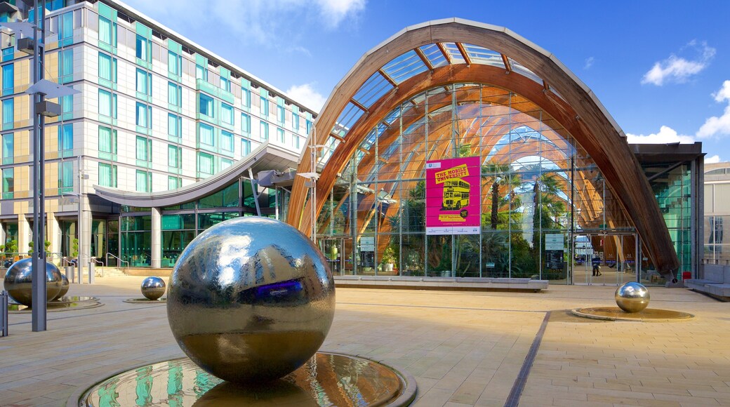 Sheffield mettant en vedette art en plein air et architecture moderne
