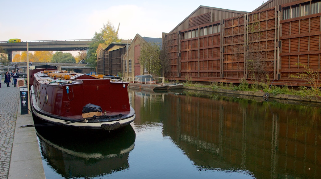 Paddington mit einem Brücke, Bootfahren und Fluss oder Bach