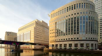 Canary Wharf toont een stad, een rivier of beek en cbd